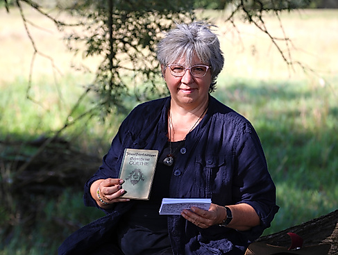 Petra Pettmann mit Eckermanns "Gesprächen mit Goethe" beim philosopischen Spaziergang