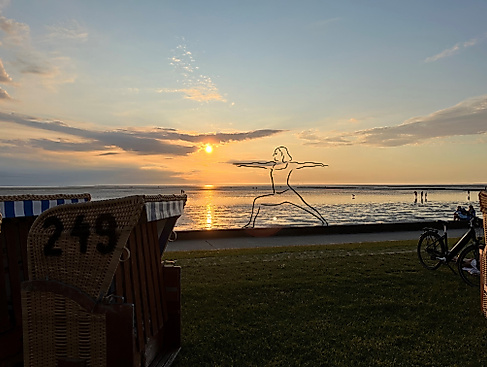 Dorum-Neufeld_25_Sonnenuntergang_Strandkorb_Fahrrad_Hagenah
