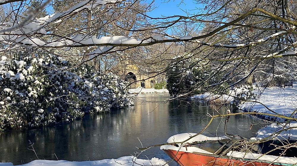 Die Ruine mit Boot