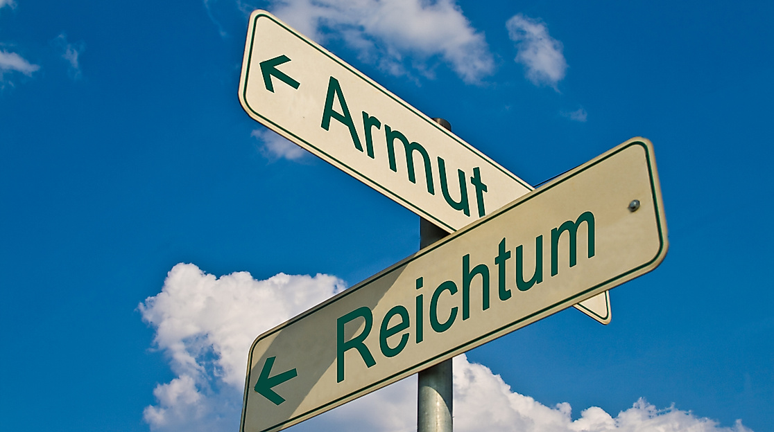 armut-reichtum-wegweiser-mapoli-photo-stockadobecom_13418908