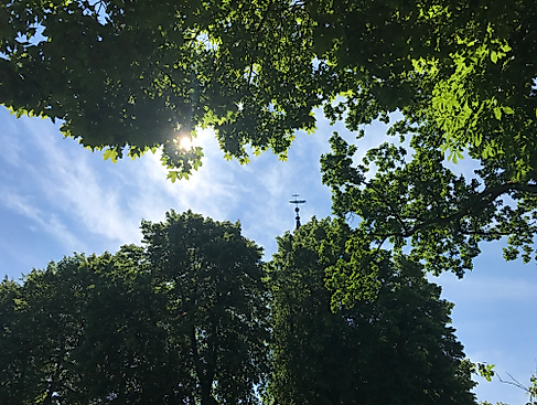 Sommerhimmel mit Kirchturmspitze