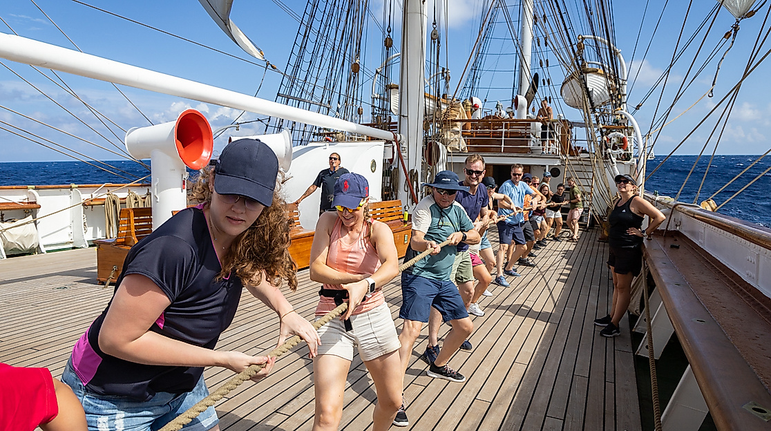 Sail- Trainies beim Segelsetzen
