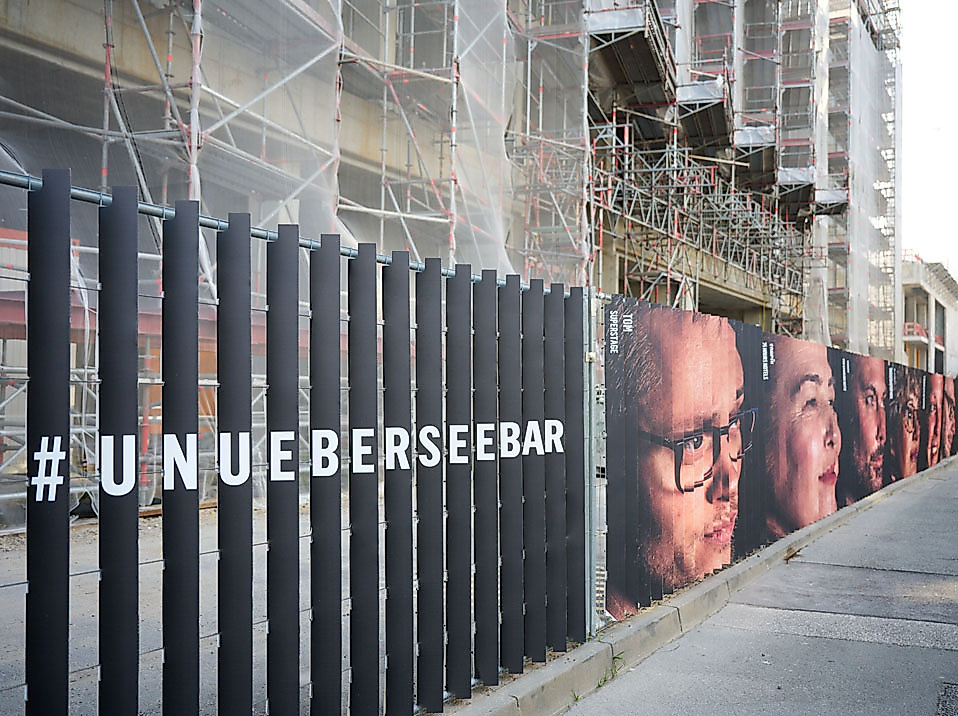 Unüberseebar Bauzaun Westfield im Überseequartier