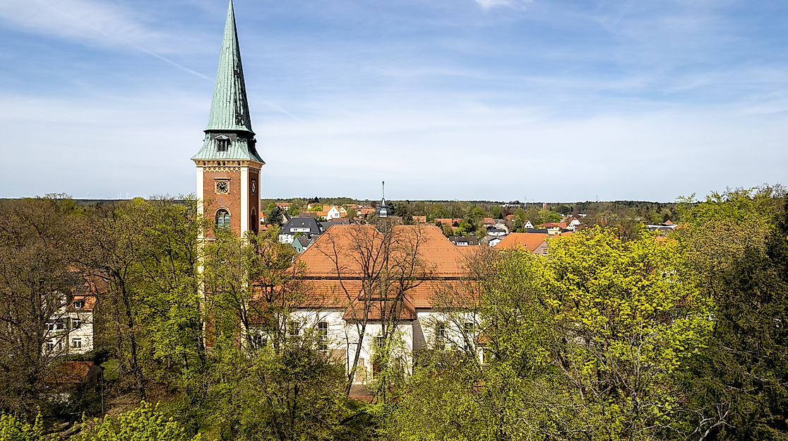 Kirche mit Garten - Drohne 2 kleiner