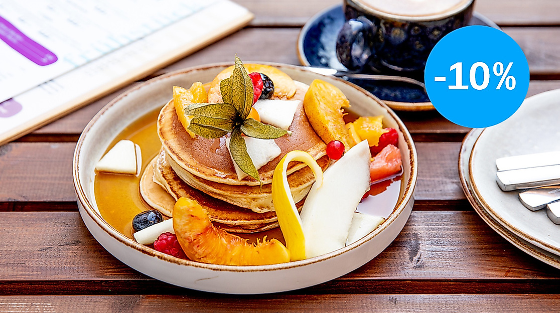 Teller mit fruchtigen American Pancakes in der Weidenkantine Hamburg