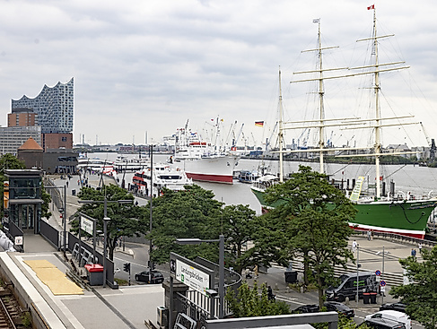 St. Pauli Hafenkante-Tour – unterwegs am Wasser