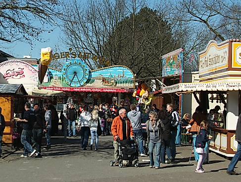 Markt mit Zuckerbude und Eisstand