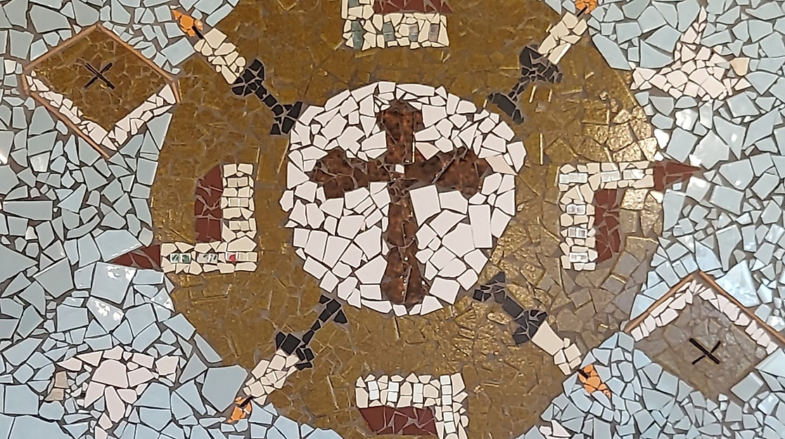 Mosaik mit Kreuz, Kerzen, Kirchen, Bibeln