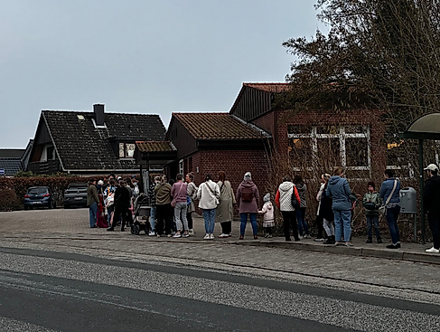 Großer Andrang bereits vor der Öffnung zeigt die hohe Beliebtheit des Marktes. Damit trotzdem entspannt eingekauft werden kann, wird Kleidung und Ware während des gesamten Verkaufs laufend nachgelegt. So haben auch spätere Besucher die Chance auf schöne und hochwertige Teile – ohne Stress und ohne das Gefühl, zu spät zu kommen.