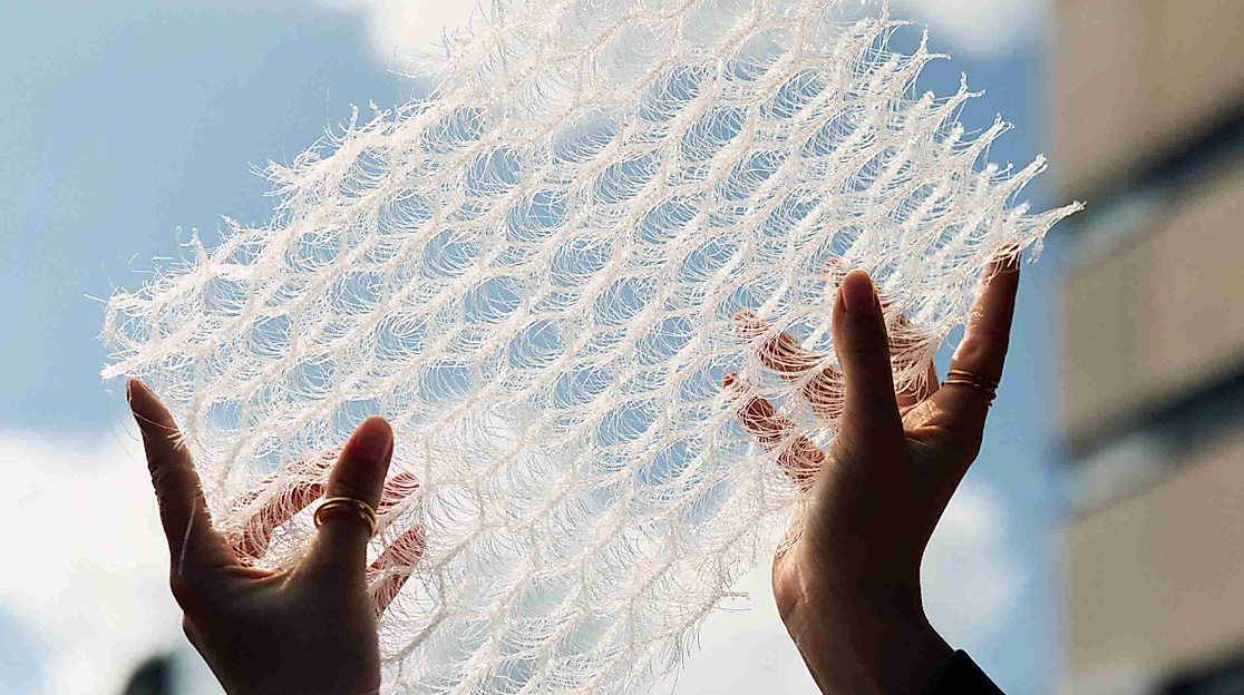 Zwei Hände die Teile eines Fassadensystems halten