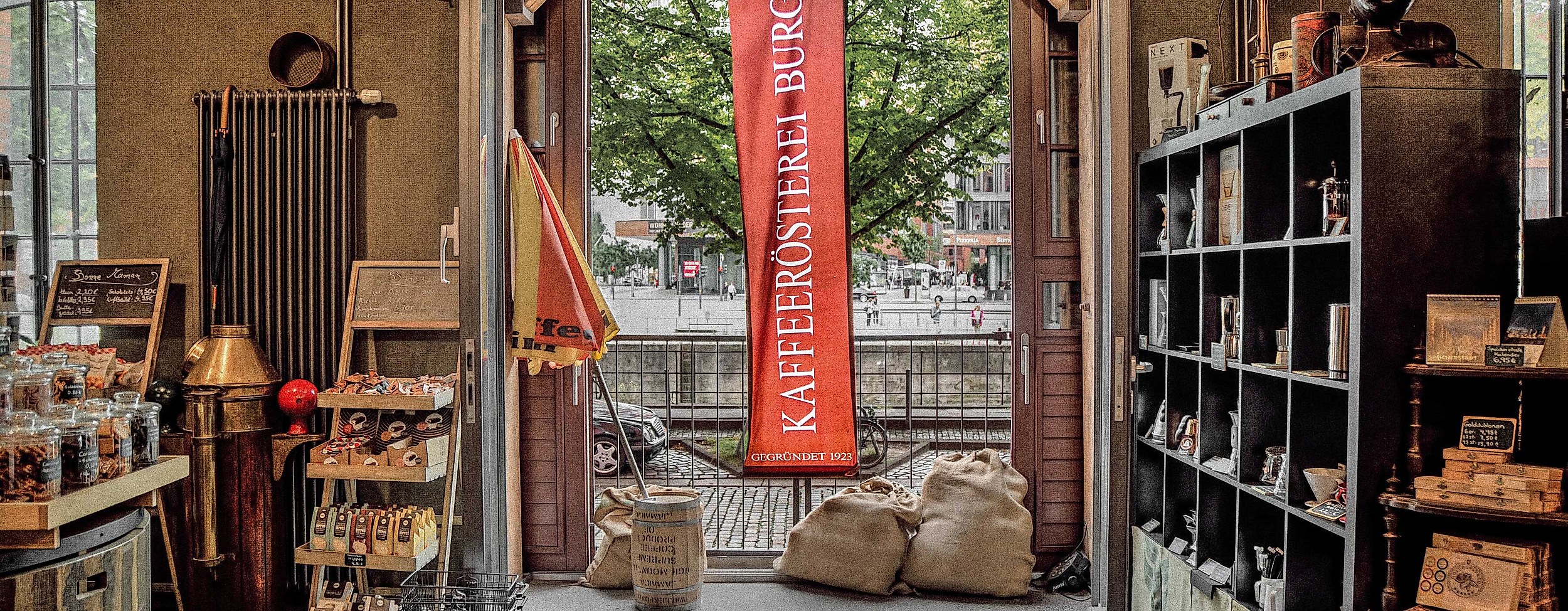 web-l-kaffeemuseum-genussspeicher-ausblick-auf-die-strasse-c-mediaserver-kaffeemuseum-burg