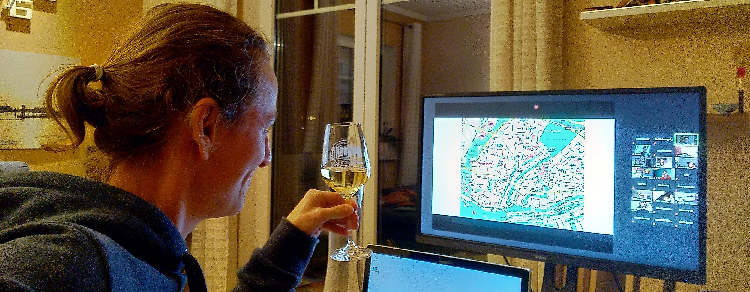 4-teilnehmer-mit-getraenk