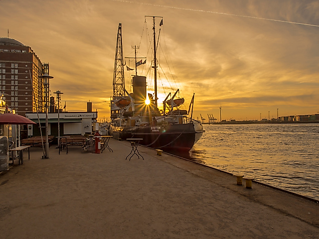 Dampfeisbrecher Stettin am Museumshafen Oevelgönne bei Sonnenaufgang, mit Promenade und Elbblick