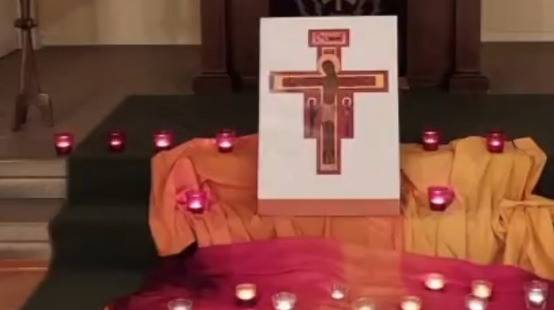 Tuch vorm Altar Kirchsaal Hagen mit Kreuzbild und Teelichtern