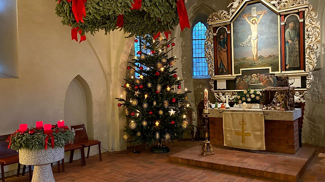 Weihnachtlich geschmückte Kirche Alt-Rahlstedt