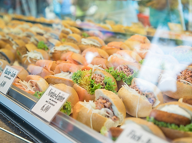 fischbroetchen-stand_c-christin_adobestock_175983994