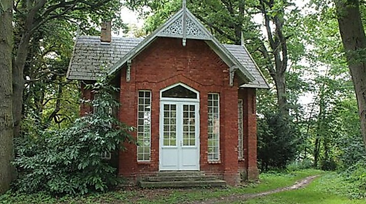 Zur Denkstätte Teehaus Trebbow mit Führung