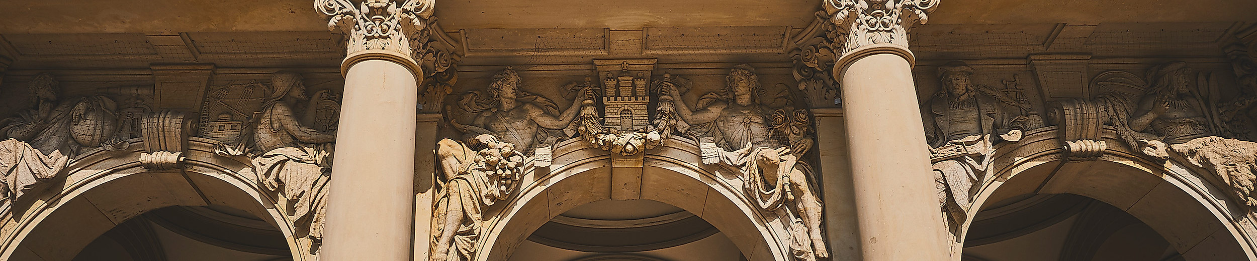Historische Fassade der Handelskammer Hamburg mit Säulen und goldener Schrift über dem Portal