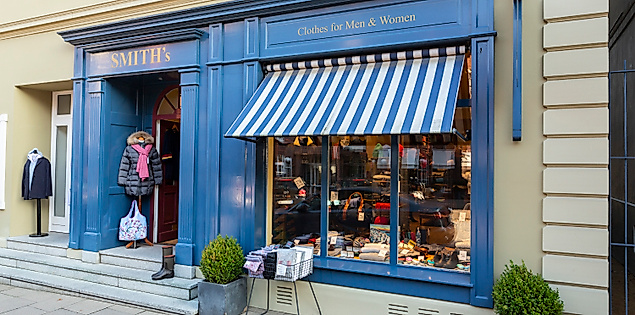 Außenansicht eines Hamburger Ladengeschäfts mit blauer Fassade, Markise und maritimer Dekoration