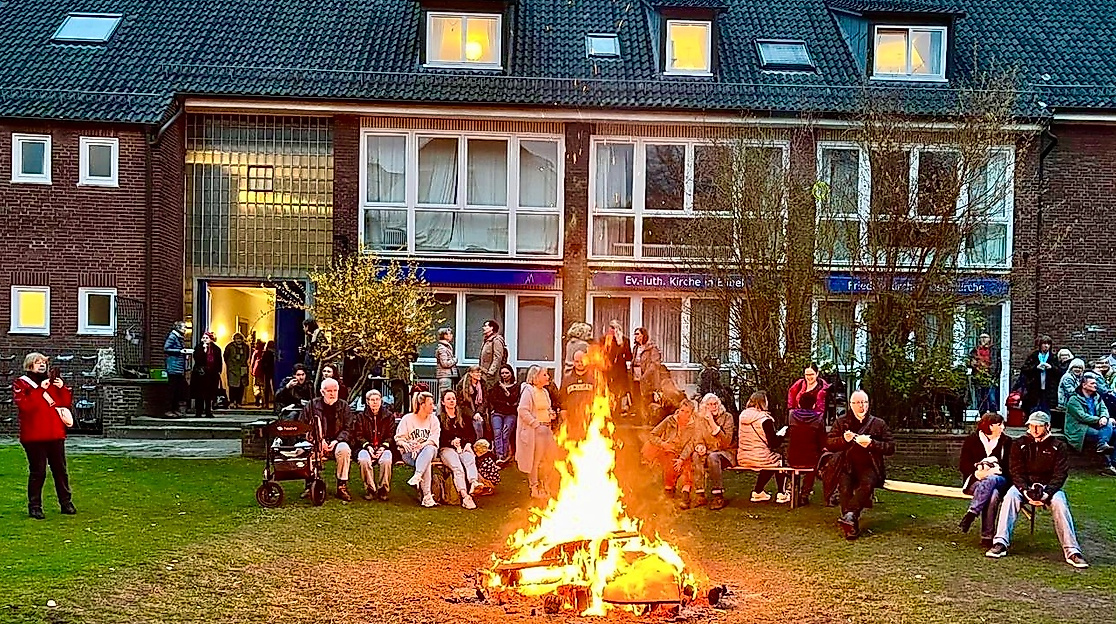 Osterfeuer im Gemeindegarten
