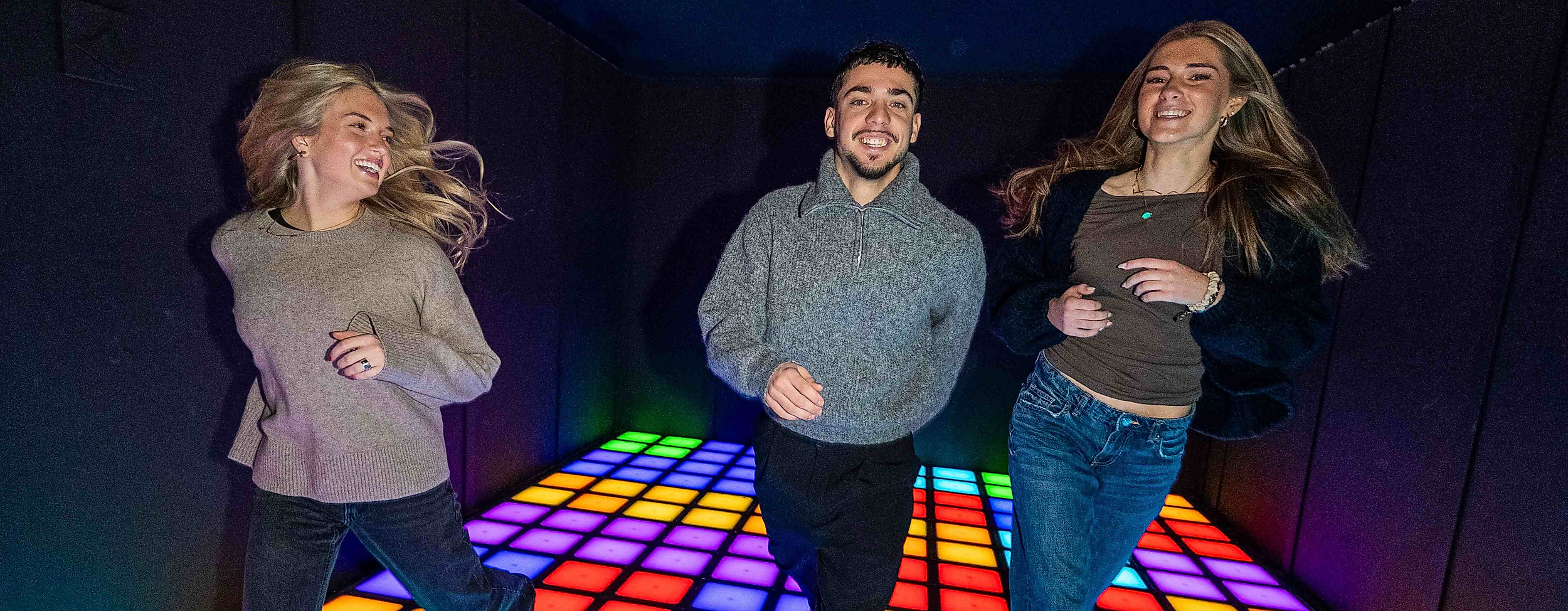 Farbenfroher Lauf auf leuchtendem Boden