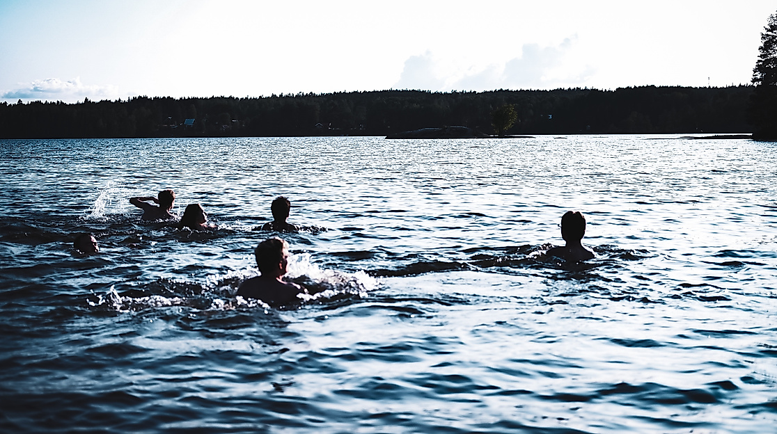 swimming-lake_c_sacha-t-sas_unsplash
