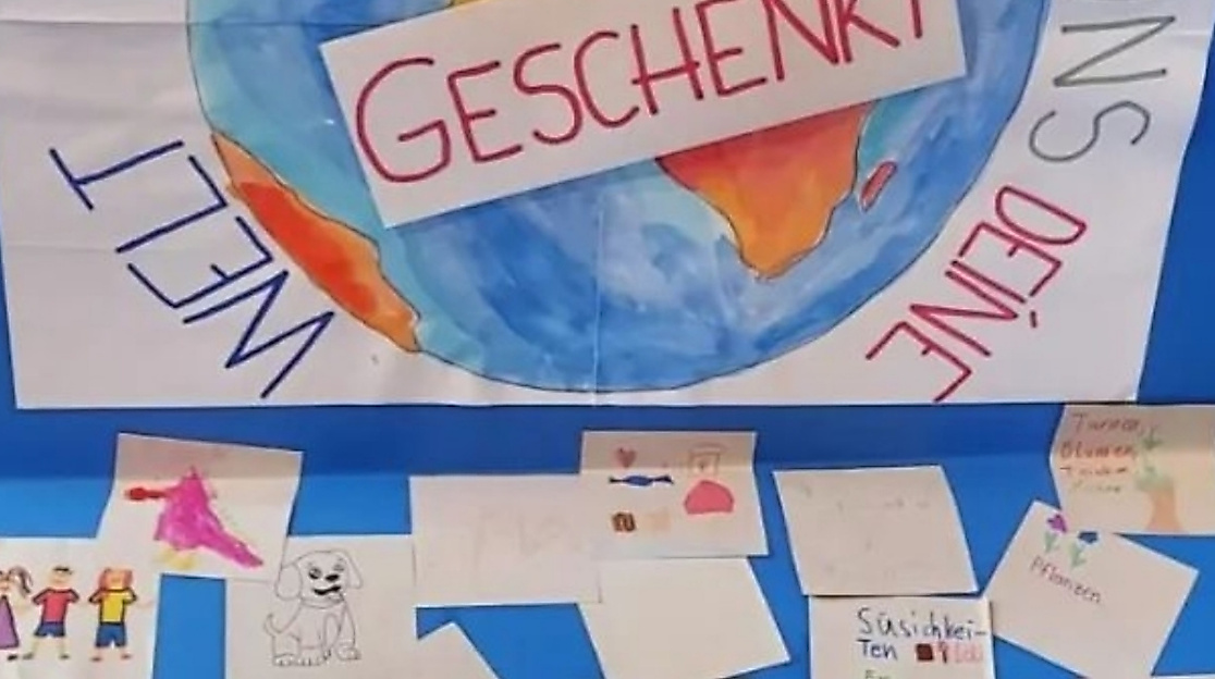 Bild mit Welt und Text `Du hast und Deine Welt geschenkt` und kleinen Bildern von Kindern gemalt