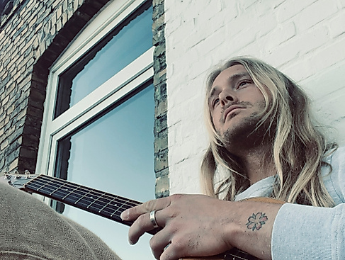 Gitarrenklänge vor Backstein
