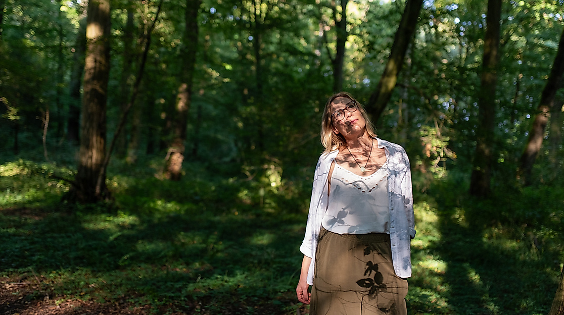 Den Wald zu Mittsommer mit allen Sinnen genießen