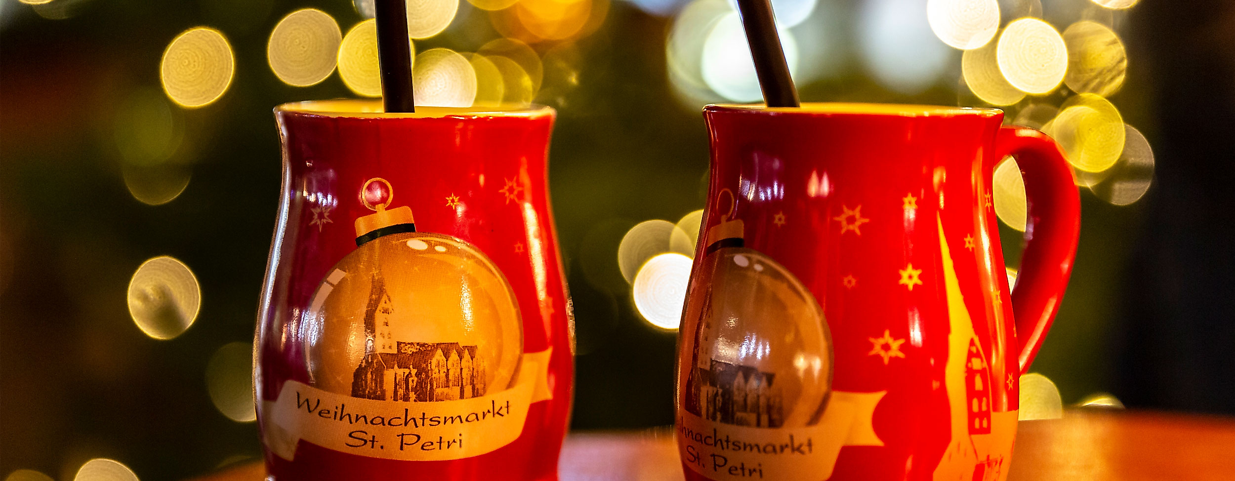 Glühwein auf dem Weihnachtsmarkt an der St.Petri Kirche