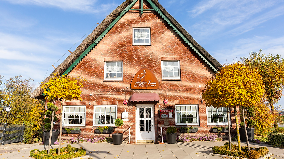 Fassade des Restaurants Zum Storchennest in Hamburgs Süden mit Backsteinbau 