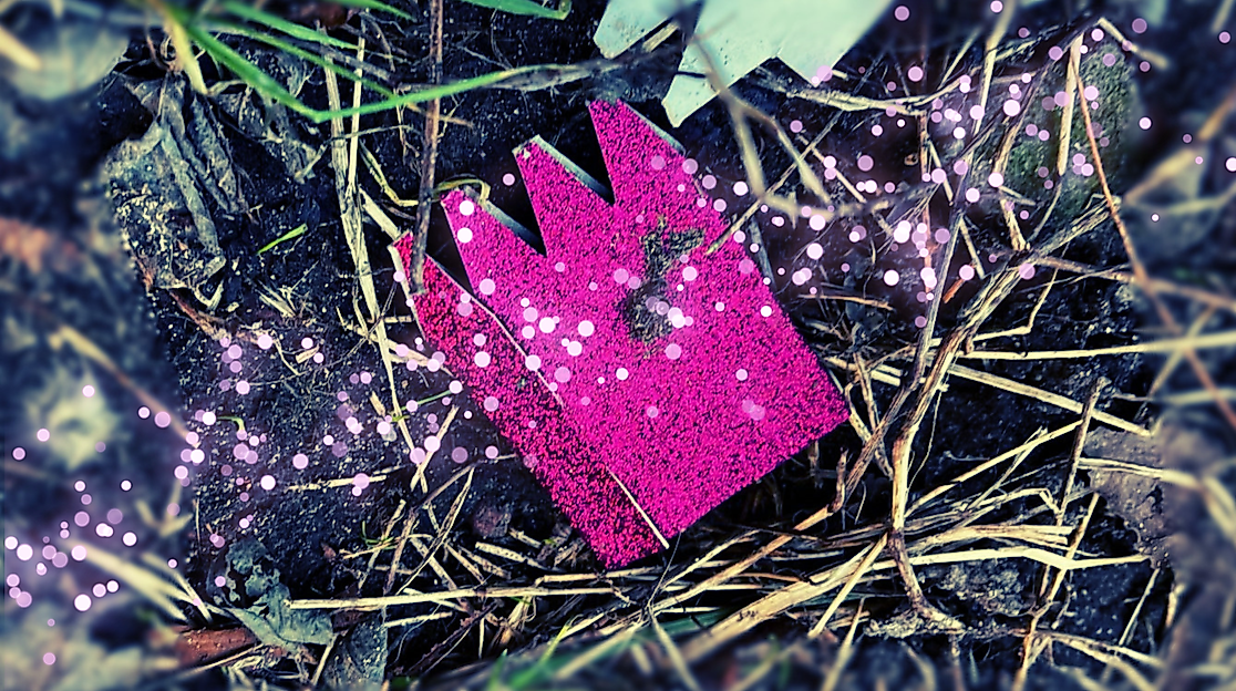 Magische Krone im Gras