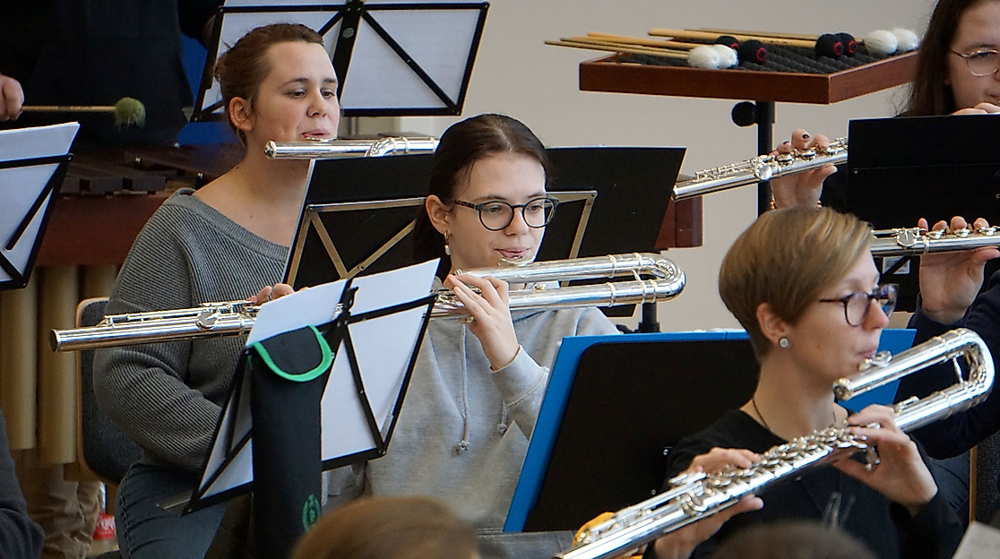 „Facettenreich und voller Seele: Die Stimmen unseres Orchesters.“

Musik lebt von ihren Zwischentönen. In dieser Aufnahme sehen Sie einen Ausschnitt unserer Flötensektion während der Probenarbeit. Neben der klassischen Querflöte kommen auch die tieferen, samtigen Klänge der Alt- und Bassflöten zum Einsatz, die unserem Programm eine ganz besondere Wärme verleihen.

Lassen Sie sich von diesen feinen Klangfarben verzaubern und erleben Sie die Harmonie unseres Zusammenspiels live beim nächsten Konzert!