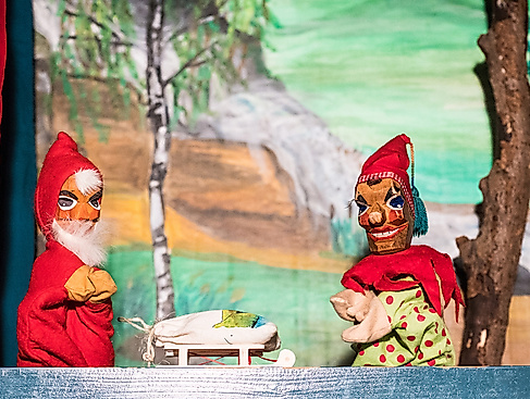 Bruckis Puppentheater spielt „Der Weihnachtsschlitten“
