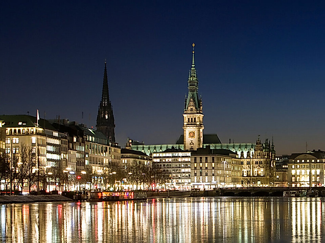 Beleuchtetes Hamburger Rathaus bei Nacht mit Spiegelung in der Binnenalster – stimmungsvolle Abendkulisse
