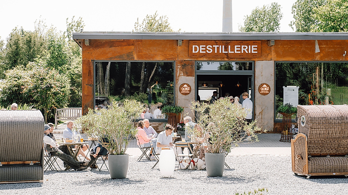 Die Fehmarn Destillerie von außen – mit Außenbereich zum entspannten Sitzen und einem guten Drink in der Hand.
