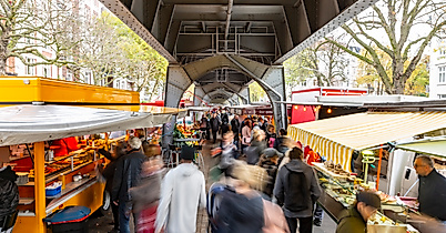 Isemarkt in Hamburg unter Hochbahn-Viadukt mit zahlreichen Marktständen und regem Besucherbetrieb