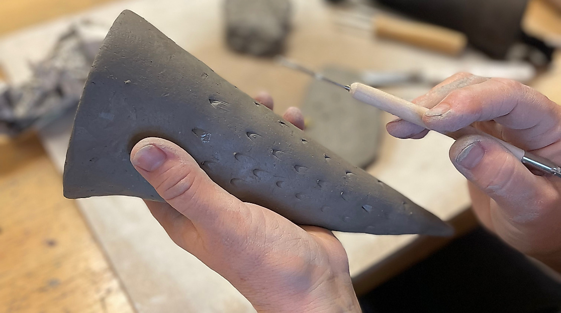 Tannenbaum aus schwarzem Ton