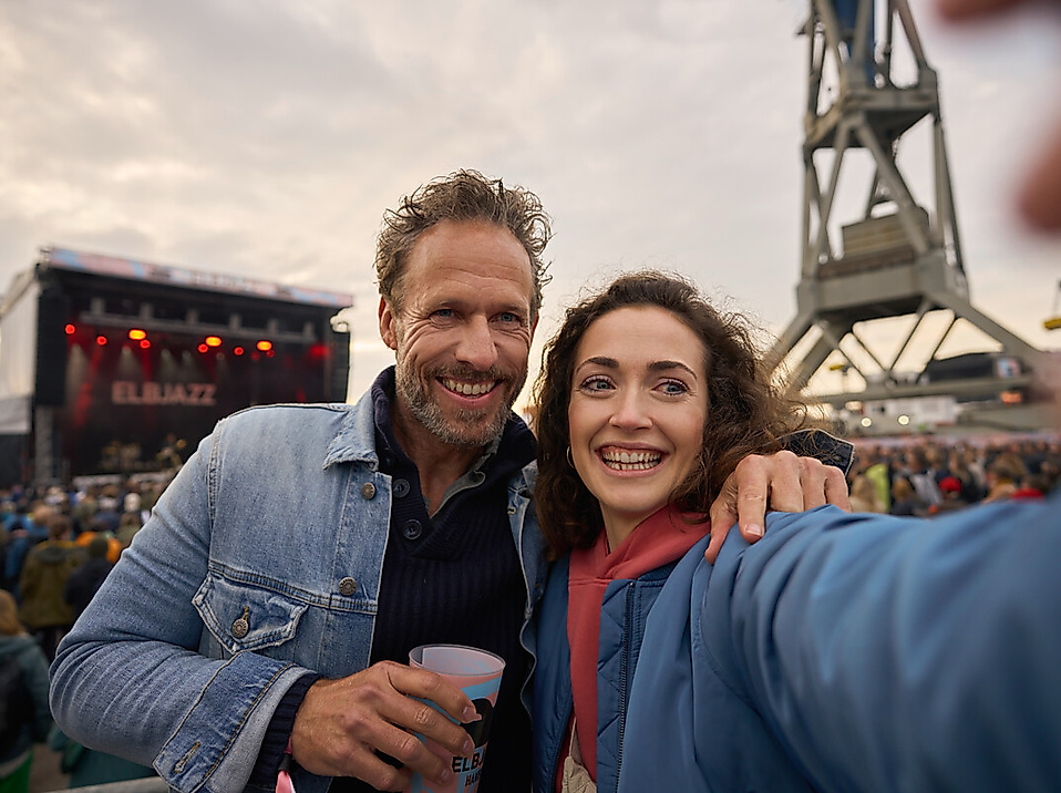 Paar macht ein Selfie beim Elbjazz Festival