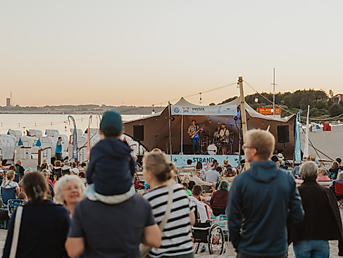 Musik im Strandkorb Pelzerhaken 2025 Bühne und Publikum © TALB Joelle Dörnath