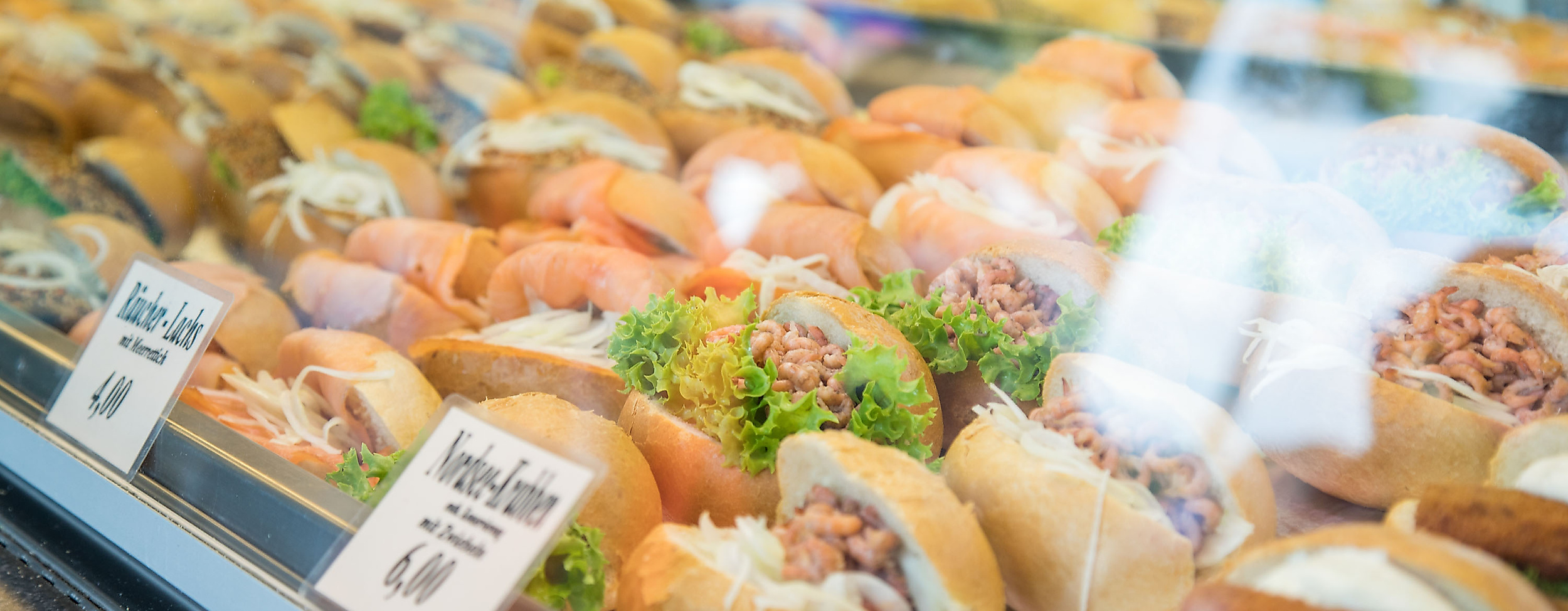 fischbroetchen-stand_c-christin_adobestock_175983994