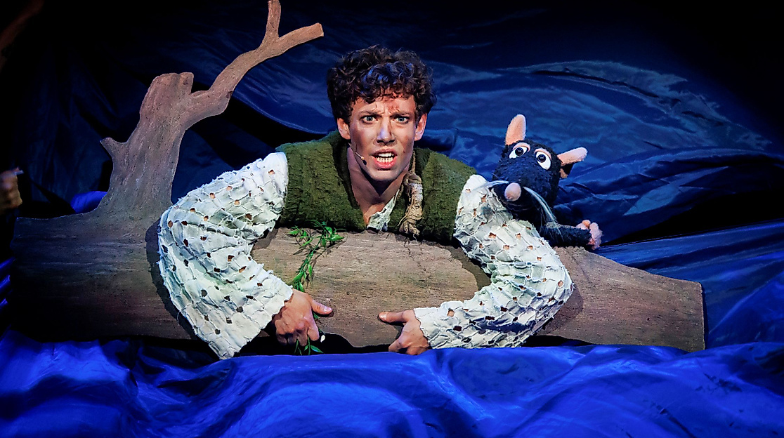 Szenenbild Der kleine Störtebeker: Störtebeker im Wasser hält sich an einem Baumstamm fest.