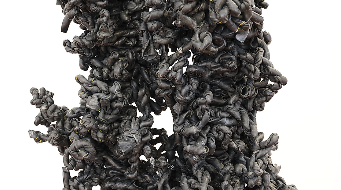 Frieder Falk, kuddelmuddel, Detail, 2023, additives Objekt, Butyl, 220 x 20 x 40 cm