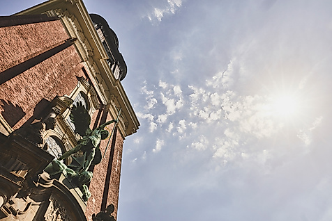 Seitlicher Blick auf die Fassade der Kirche St. Michaelis in Hamburg bei Sonnenschein und blauem Himmel