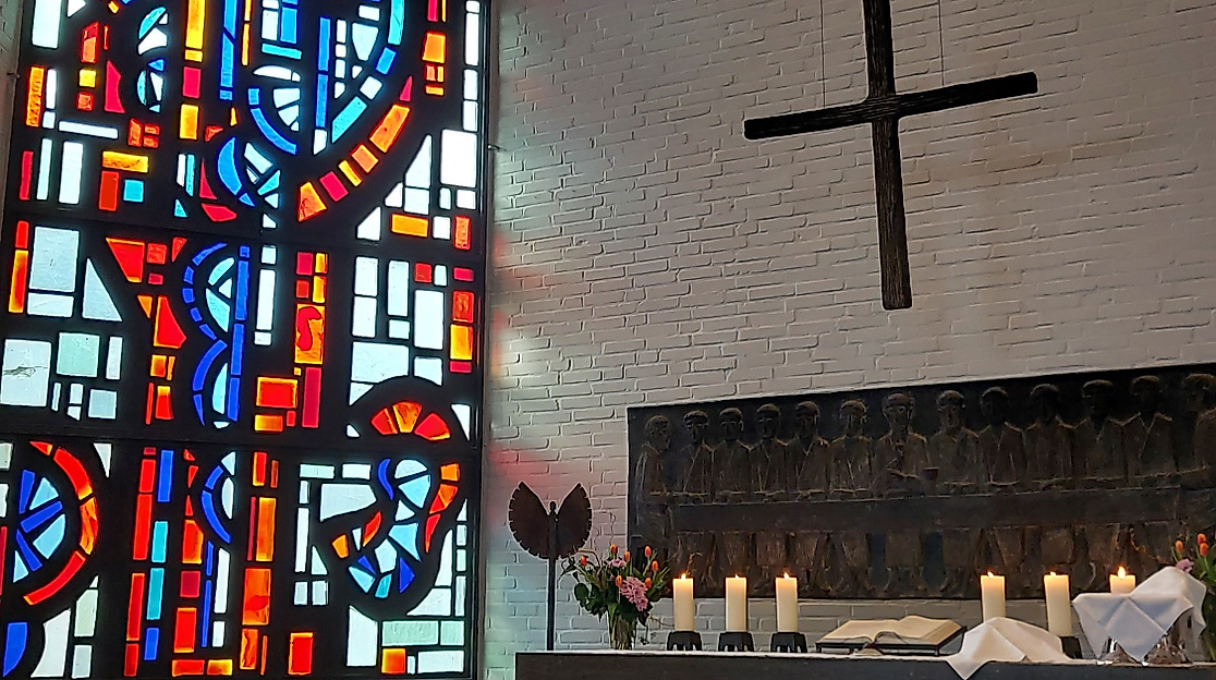 Altar der St. Johanneskirche mit Abendmahlsgedeck