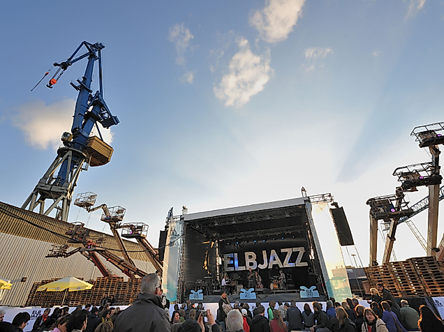 Festivalbühne des ELBJAZZ in Hamburg mit Publikum und Hafenkränen bei Abendstimmung
