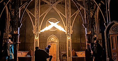 Szenenbild Harry Potter und das verwunschene Kind: Zauberei auf der Bühne mit Flammen