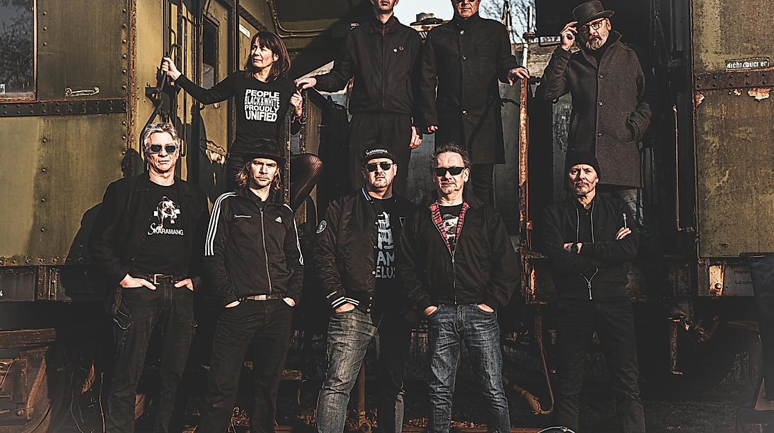 SKARAMANGA_00002_Querformat_Train_klein_1