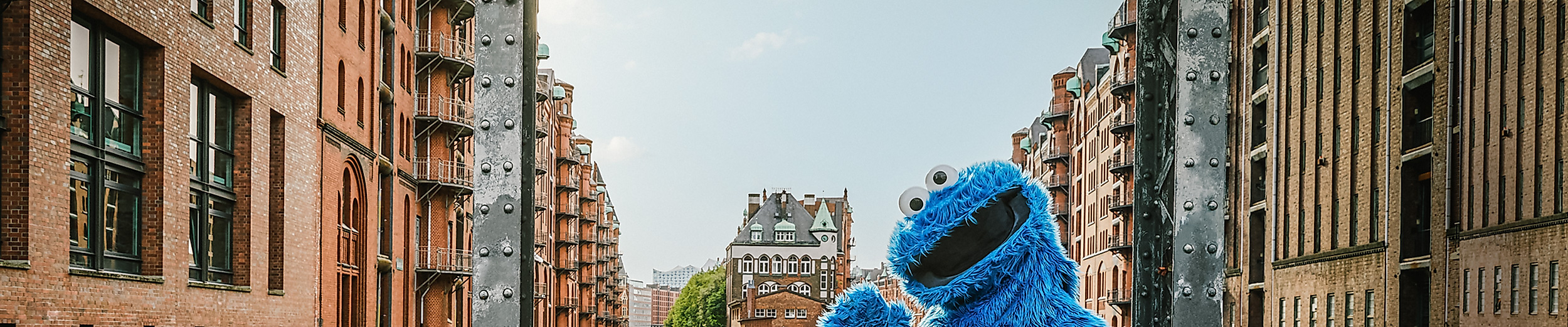 Blaues Krümmelmonster vor der Kulisse der Speicherstadt