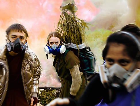 Drei Perfomer*inne tragen Gasmasken, sie bewegen sich zur Kamera hin. Im Hintergund ist Rauch zu sehen.